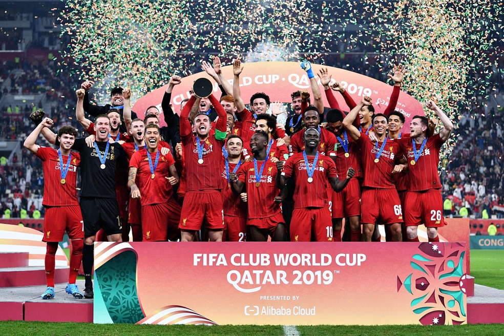 Liverpool levanta a taça de campeão mundial de clubes de 2019 — Foto: Getty Images