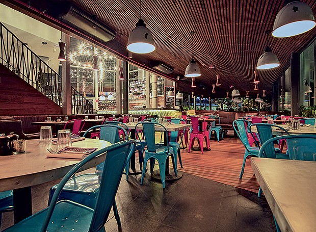 O amplo salão do restaurante de Jamie Oliver em São Paulo, com capacidade para 228 lugares, tem fabricação diária de massas e Lizandro Lauretti no comando da cozinha (Foto: Divulgação)