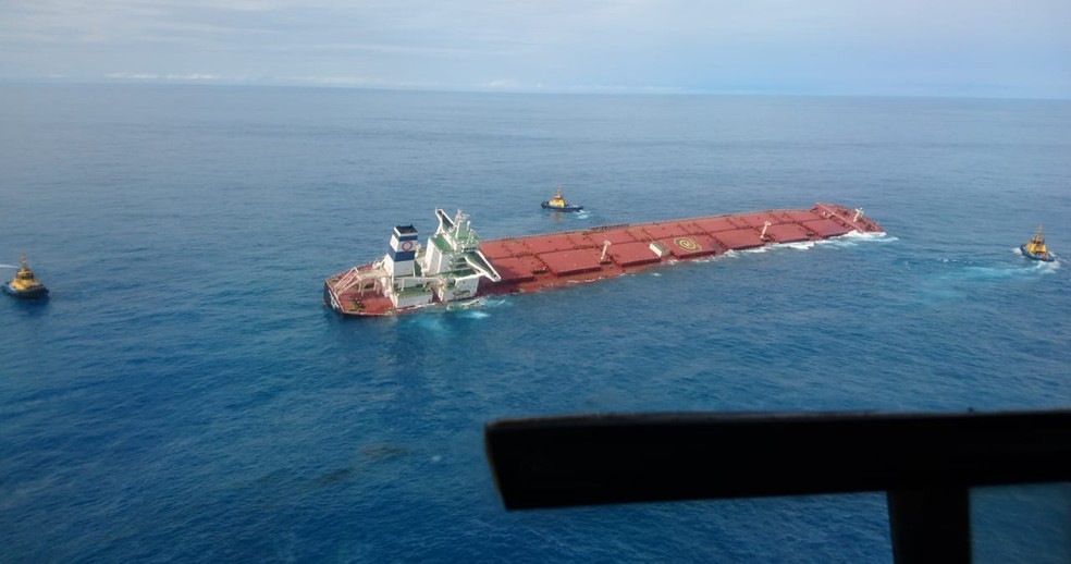Navio Stellar Banner carregado com minério de ferro sofre fissura no meio do Oceano Atlântico — Foto: Divulgação