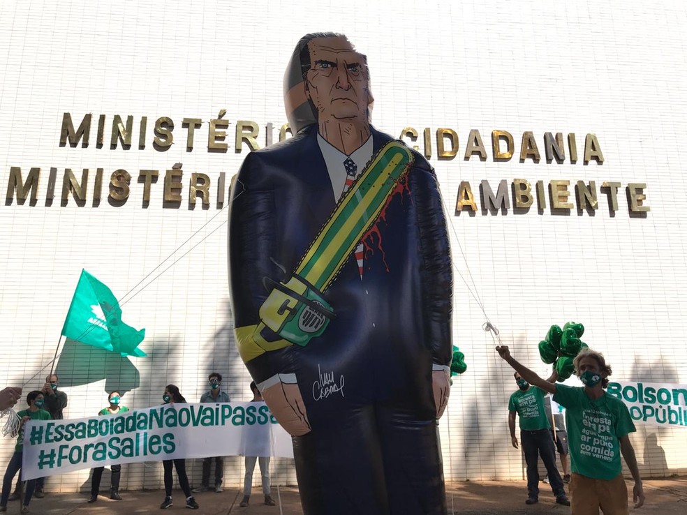 Boneco inflável representa Bolsonaro com motosserra, sangue e gravata nas cores dos EUA — Foto: ASIBAMA-DF/Divulgação