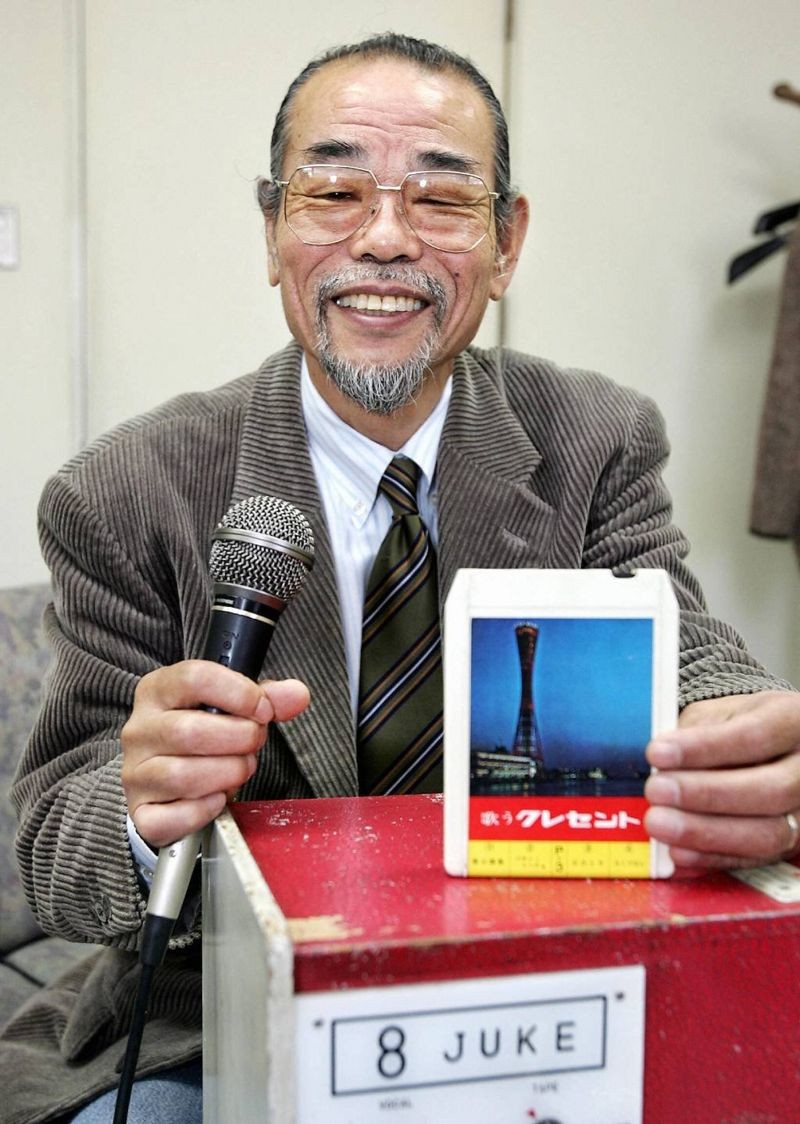 BBC Daisuke Inoue com sua primeira máquina, que batizou de 8 Juke (Foto: Getty Images via BBC)