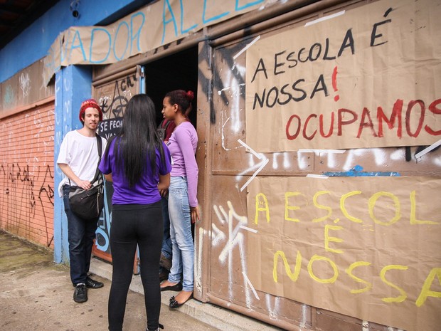 Estudantes ocupam a Escola Estadual Salvador Allende, no bairro José Bonifácio, na zona leste de São Paulo, em ato contra reestruturação do ensino do governo Geraldo Alckmin (Foto: Ale Vianna/Eleven/Estadão Conteúdo)