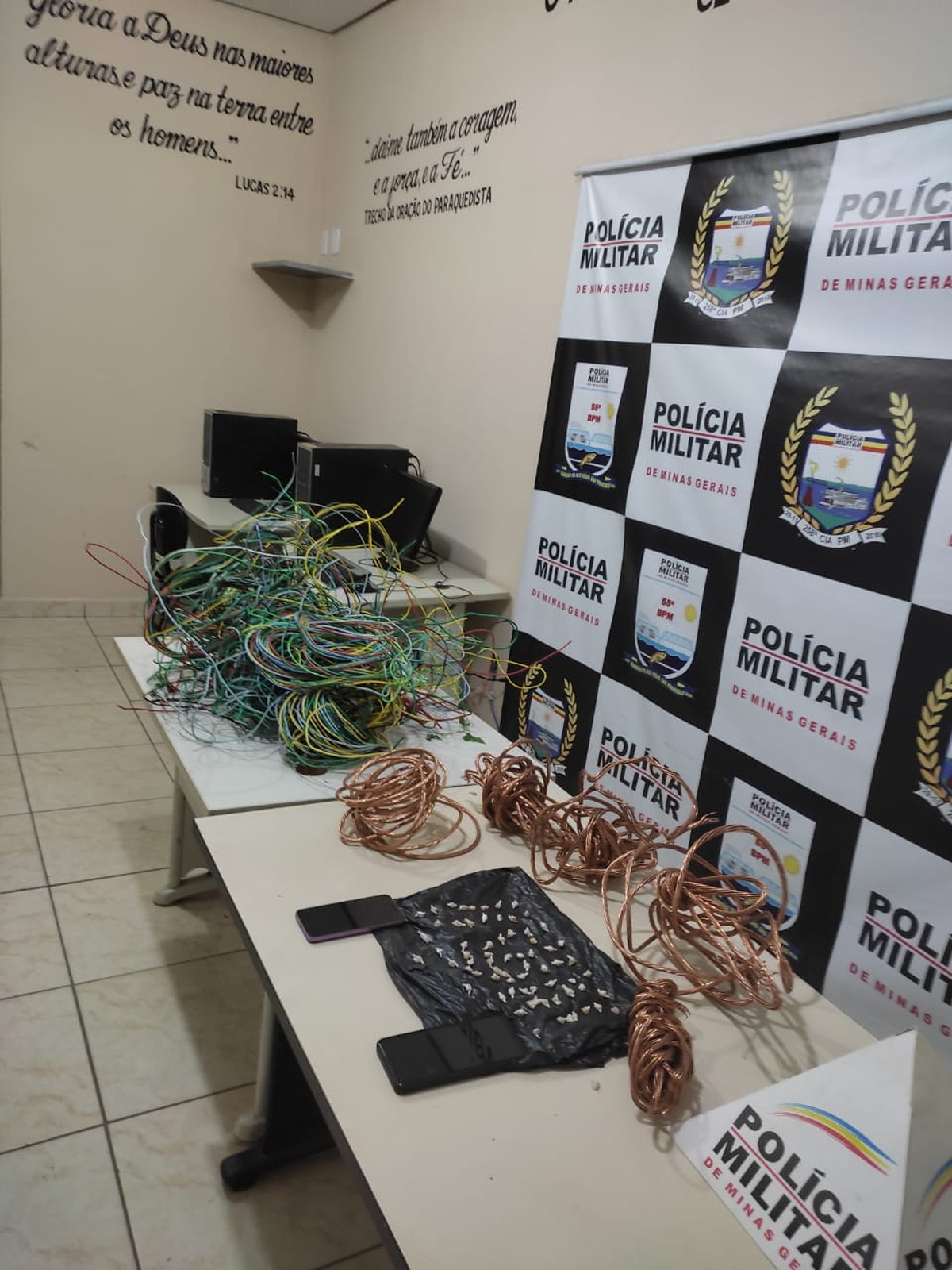 Três homens são presos com drogas e fios de cobre em Pirapora 