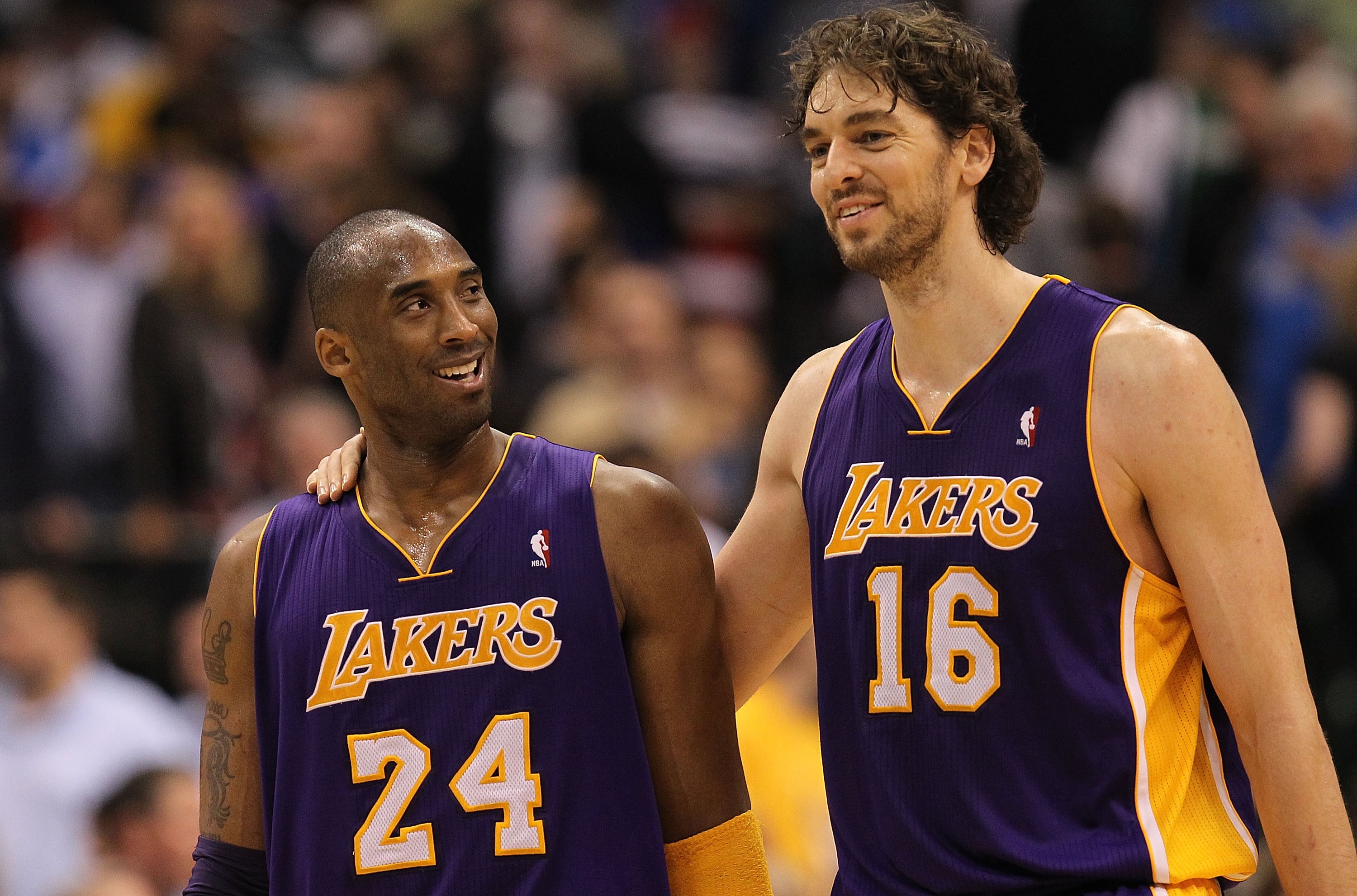 Kobe Bryant e Pau Gasol em ação pelo Los Angeles Lakers em 2011 (Foto: Getty Images)