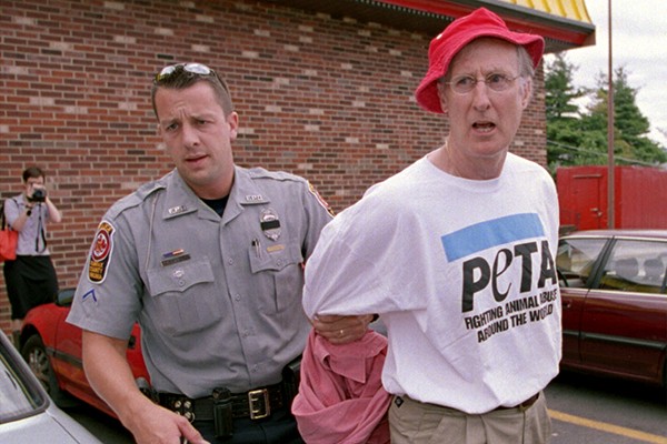 O ator James Cromwell sendo preso após um protesto (Foto: Getty Images)