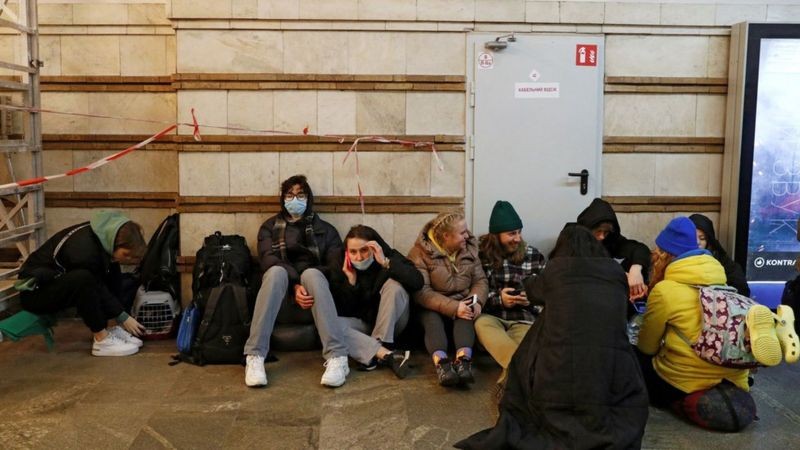 Moradores da capital Kiev se refugiam em uma estação de metrô transformada em abrigo subterrâneo durante o conflito (Foto: Reuters via BBC News)
