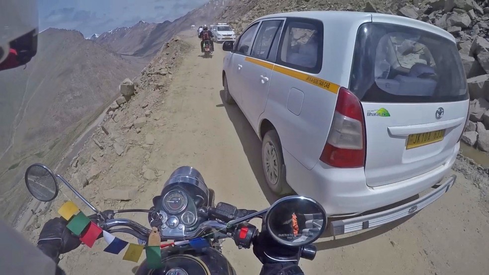 Motociclista fica exposto aos precipícios de Khardung La (Foto: Rafael Miotto / G1)