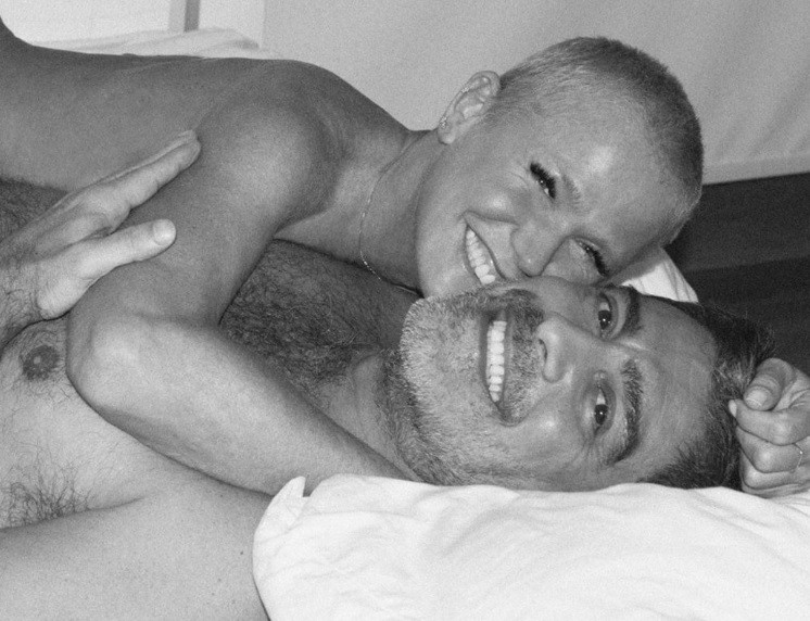 Em 2019, Xuxa e o marido, Junno, posaram nus para a 'Revista Wow'. O casal está junto desde junho de 2012 — Foto: Reprodução/Revista Wow