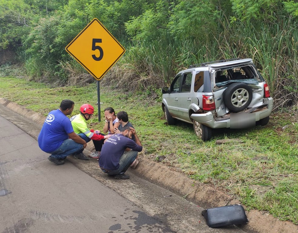 Durante atendimento ao primeiro acidente, outro caminhão bateu em ambulância e carro — Foto: Reginaldo Tinti/AnunciFácil