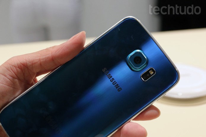 Galaxy S6 conta com visual premium (Foto: Isadora D?az/ TechTudo)