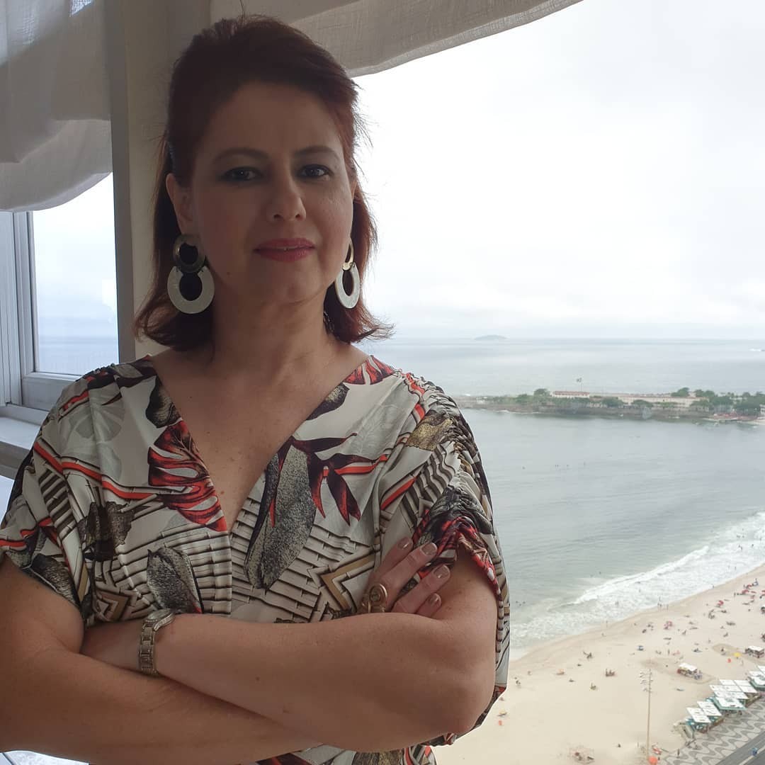Narjara Turetta diante da praia de Copacabana (Foto: Reprodução/Instagram)