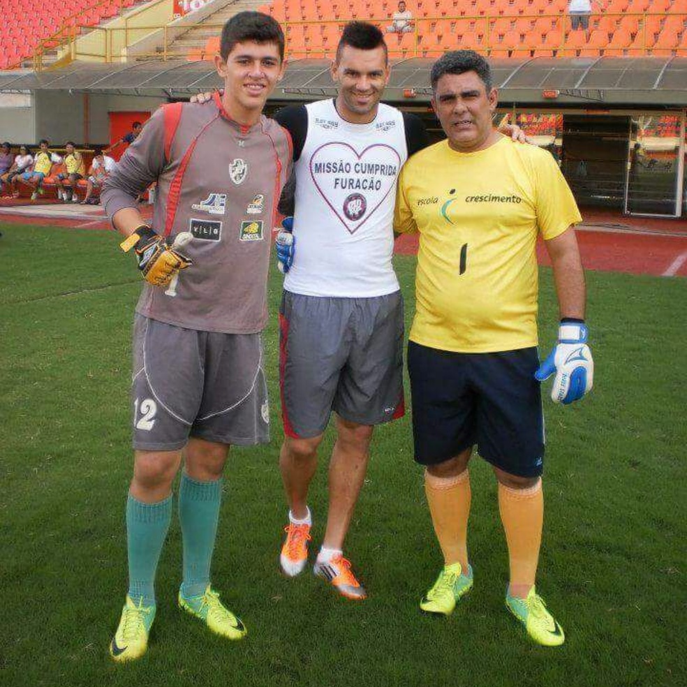 Yago Darub, na foto com os goleiros Weverton e seu tio Valadares, quando atuava no Vasco-AC (Foto: Arquivo pessoal)