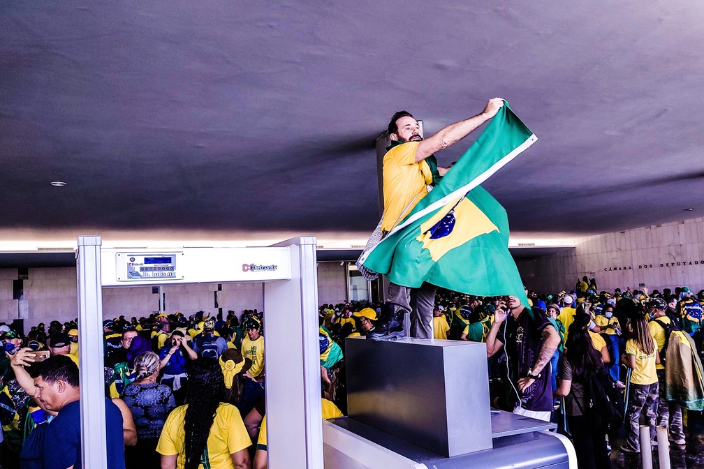 Vândalos apoiadores de Bolsonaro adentram o Congresso Nacional em Brasília — Foto: Scarlett Rocha/Agif via Estadão Conteúdo