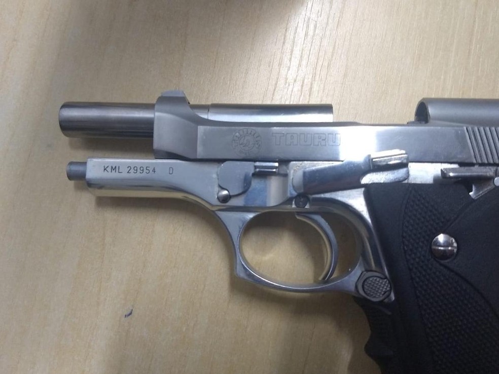 Servidor é detido com arma após ameaçar e agredir a mulher por não aceitar separação em Cuiabá — Foto: Polícia Militar de Mato Grosso/Assessoria