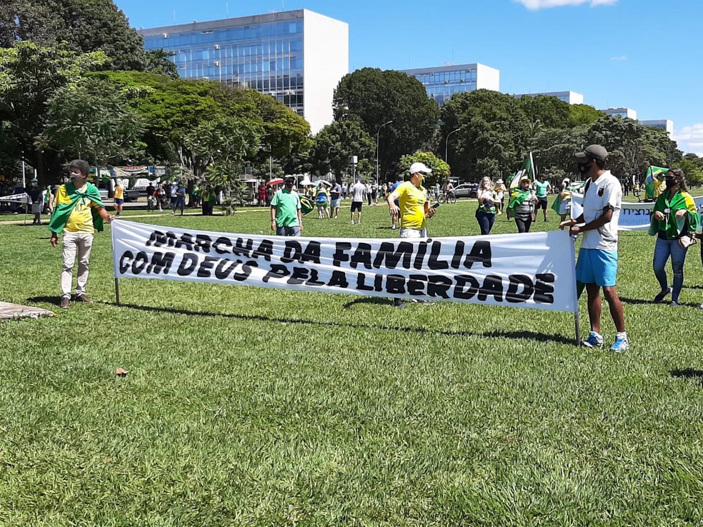 Cristãos protestam contra decisão de STF de restringir cultos e missas presenciais, em Brasília — Foto: TV Globo/Reprodução