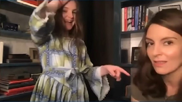 A comediante Tina Fey vendo sua filha a chamando de perdedora ao vivo (Foto: Reprodução)