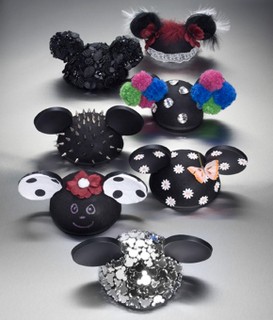 No mesmo ano, estilistas como Luella e Henry Holland customizaram orelhinhas do Mickey para um leilão beneficente no Reino Unido.