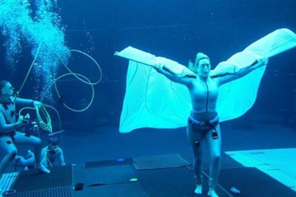A atriz Kate Winslet durante as filmagens de uma cena subaquática de Avatar 2 (Foto: Instagram)