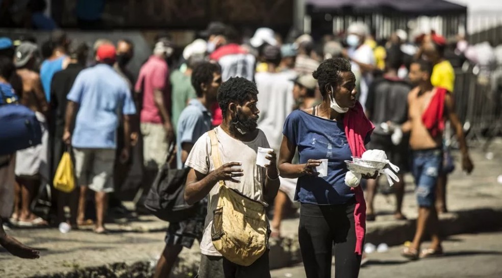 O avanço da pandemia acentuou a pobreza nas favelas e periferias. Muitas pessoas perderam empregos e foram morar nas ruas — Foto: Agência O Globo