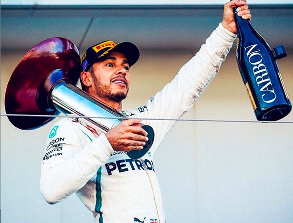 Lewis Hamilton com um dos troféus recebidos por ele ao longo de sua carreira na Fórmula 1 (Foto: Instagram)