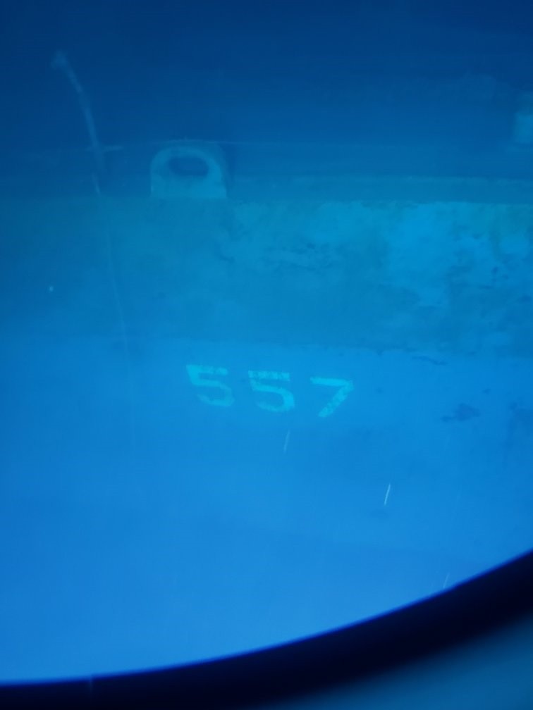 Número 557 do navio USS Johnston ainda era visível mesmo após 76 anos  (Foto: Reprodução/Twitter/@VictorVescovo)
