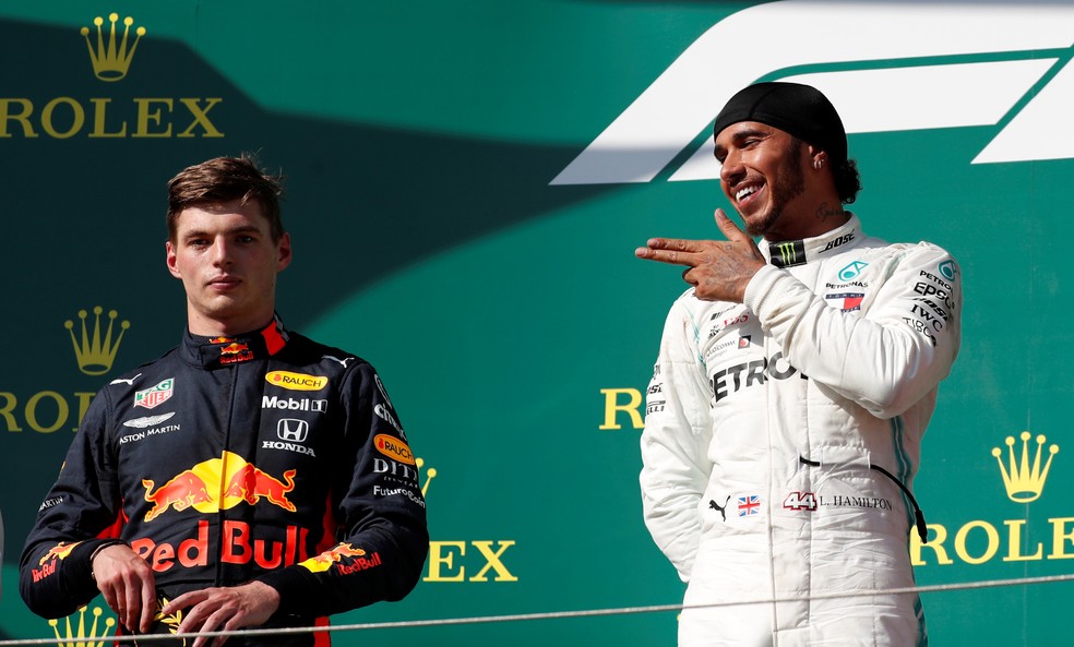 Verstappen e Hamilton no pódio de Hungaroring — Foto: Reuters