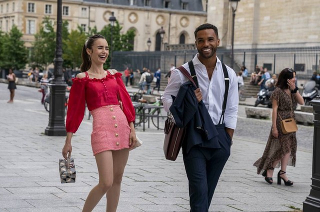 Lily Collins (Emily) e Lucien Laviscount (Alfie) na segunda temporada de 'Emily em Paris' (Foto: Stéphanie Branchu/Netflix)