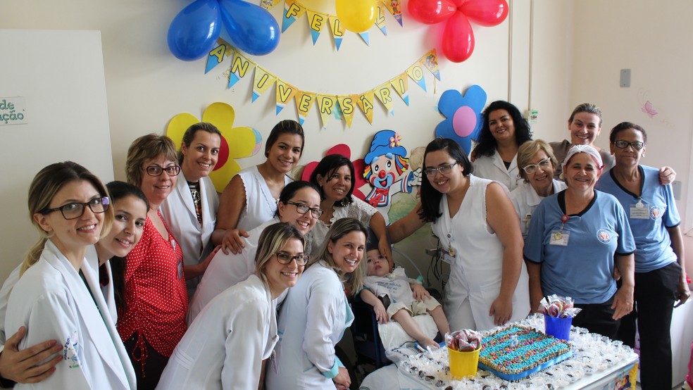Kauê ganhou uma festa surpresa dos funcionários da Santa Casa de Marília  (Foto: Santa Casa/Divulgação )