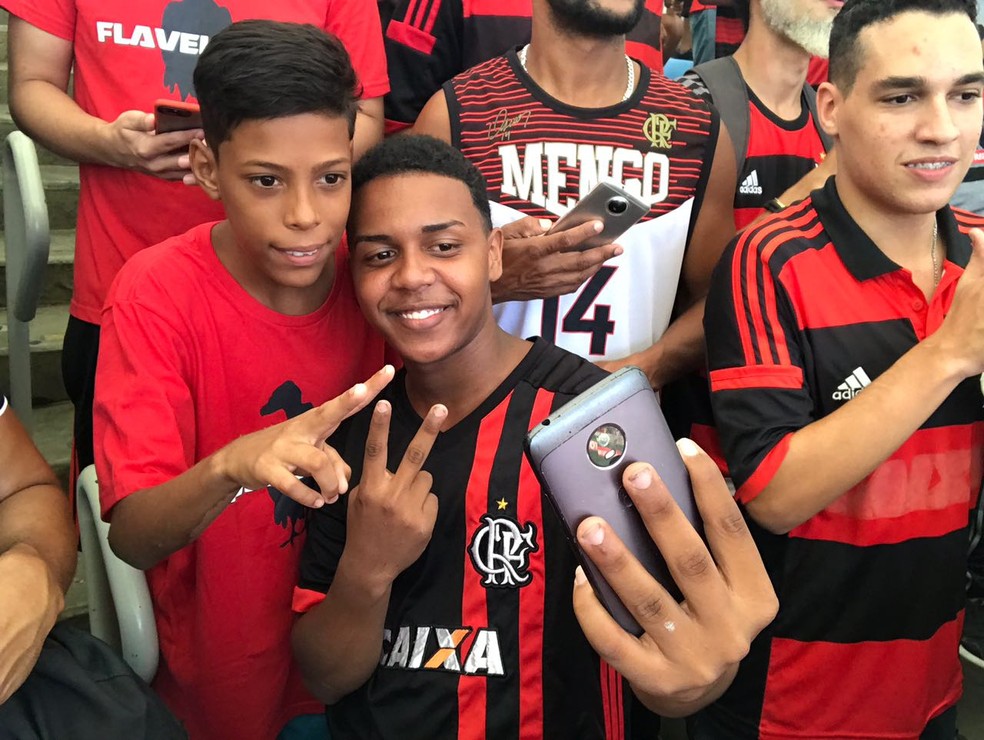 Garoto é reconhecido por torcedores que viram sua foto na véspera (Foto: Cahê Mota)