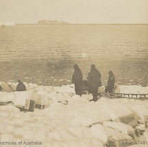 Equipe da Expedição Antártica Britânica (BAE) cavando caixas de armazenamento no gelo