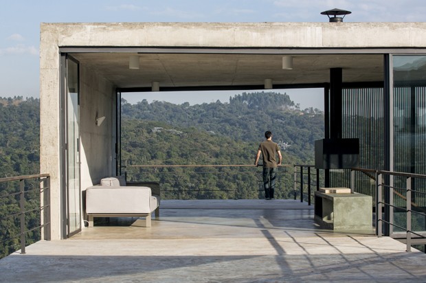 Casa de concreto é totalmente integrada com a natureza (Foto: apiacas arquitetos¶2013)