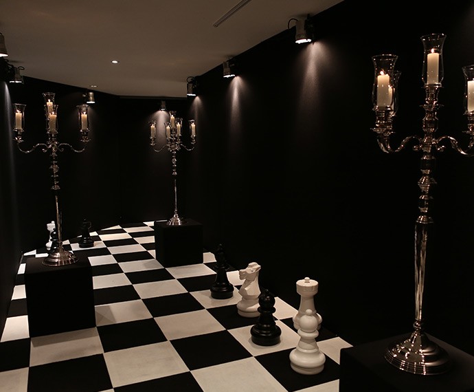 Decoração tem peças de xadrez gigantes e piso de tabuleiro  (Foto: Carol Caminha/Gshow)