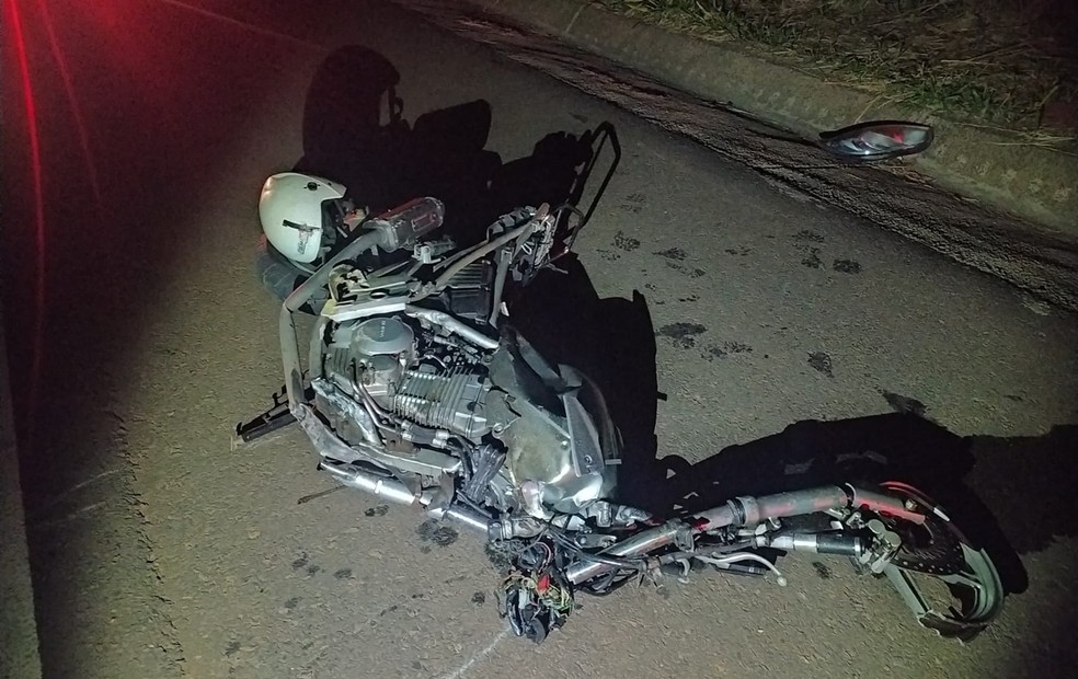 Motocicleta ficou destruída em acidente registrado em rodovia de Guzolândia (SP) — Foto: Polícia Militar Rodoviária/Divulgação