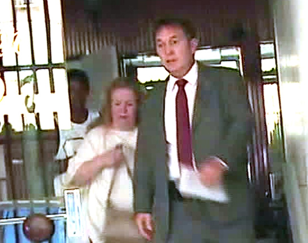 Procuradora Vera Lúcia de Sant’anna Gomes deixa prédio presa — Foto: Reprodução/GloboNews