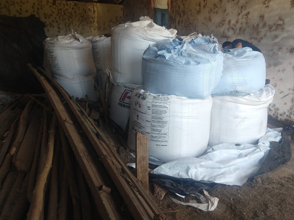Quase 60 toneladas de fertilizantes furtados são apreendidos pela Polícia Ambiental em Guarantã  — Foto: Polícia Ambiental/Divulgação