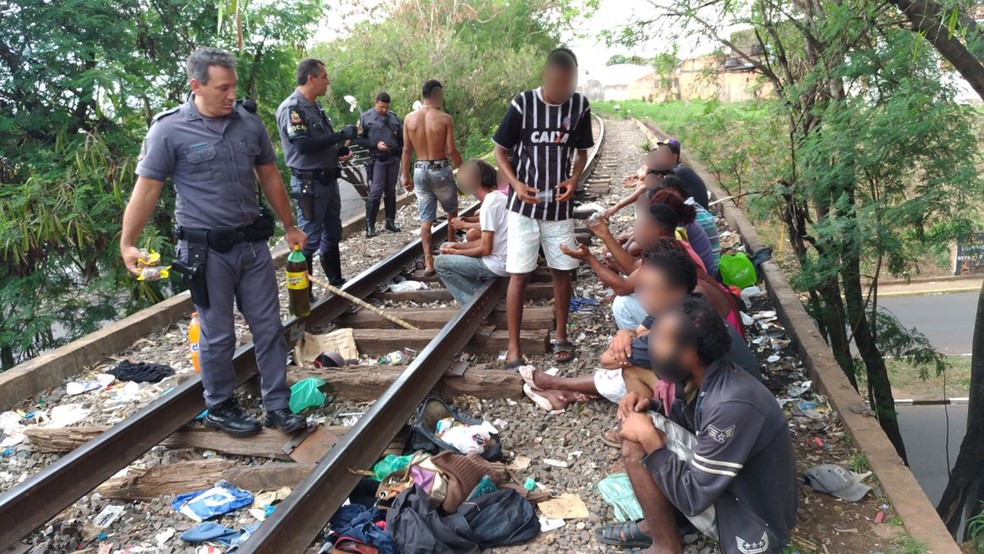 Abordagem ocorreu em trecho da linha férrea, em Presidente Prudente (Foto: Polícia Militar/Cedida)