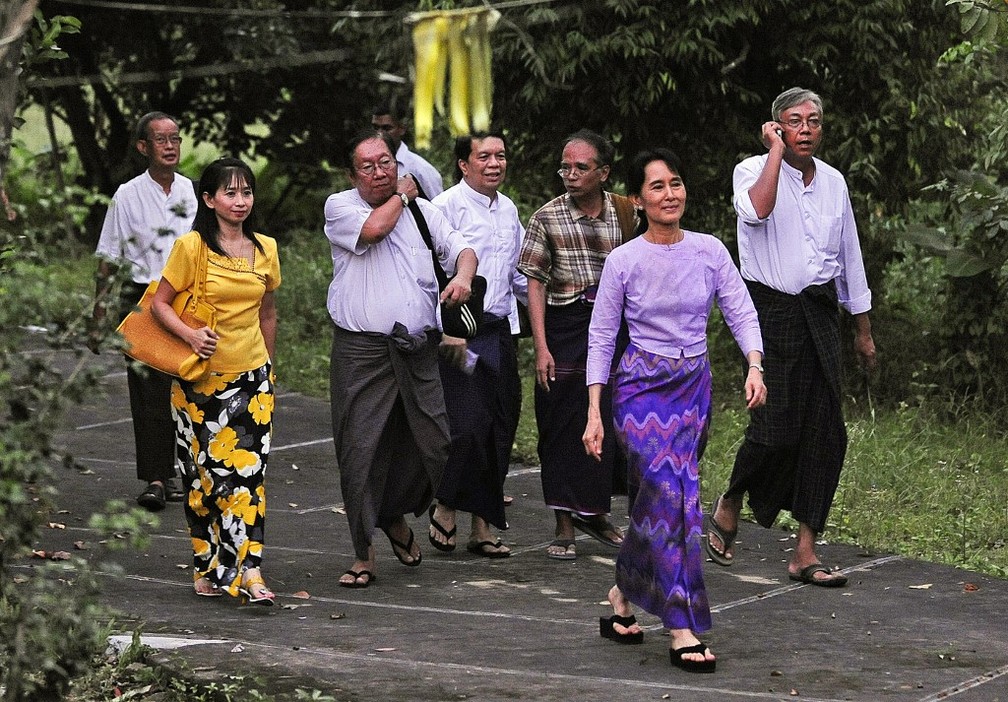 Aung San Suu Kyi, de roxo, em imagem de 2010 — Foto: Stringer/AFP