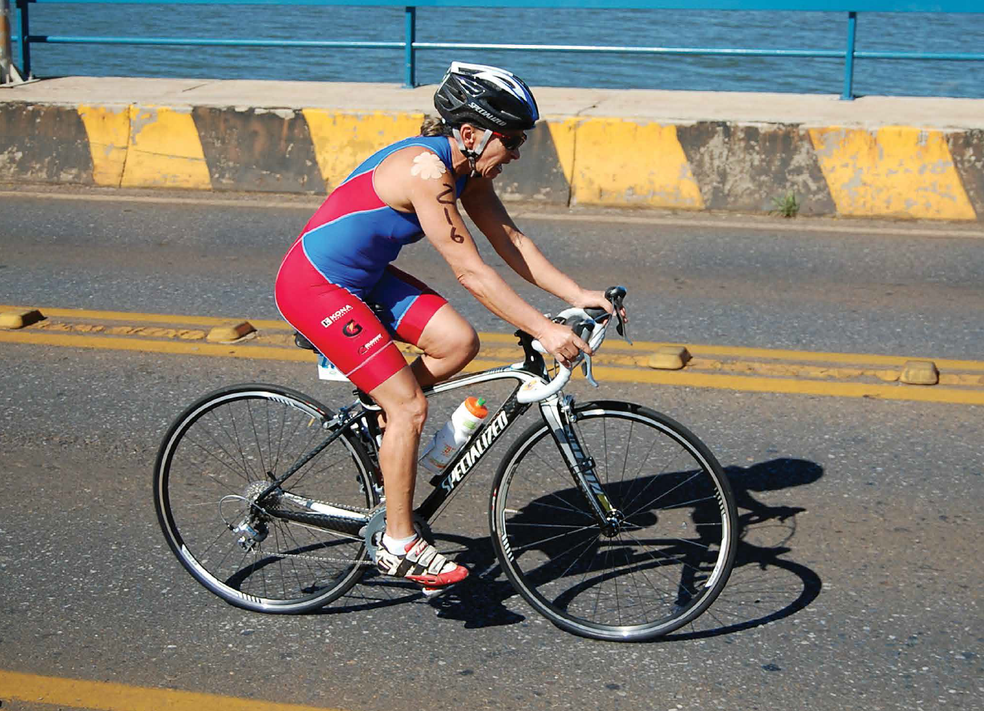 Rúbia Santos, 63 anos, pedalando durante competição no DF. (Foto: Arquivo pessoal)