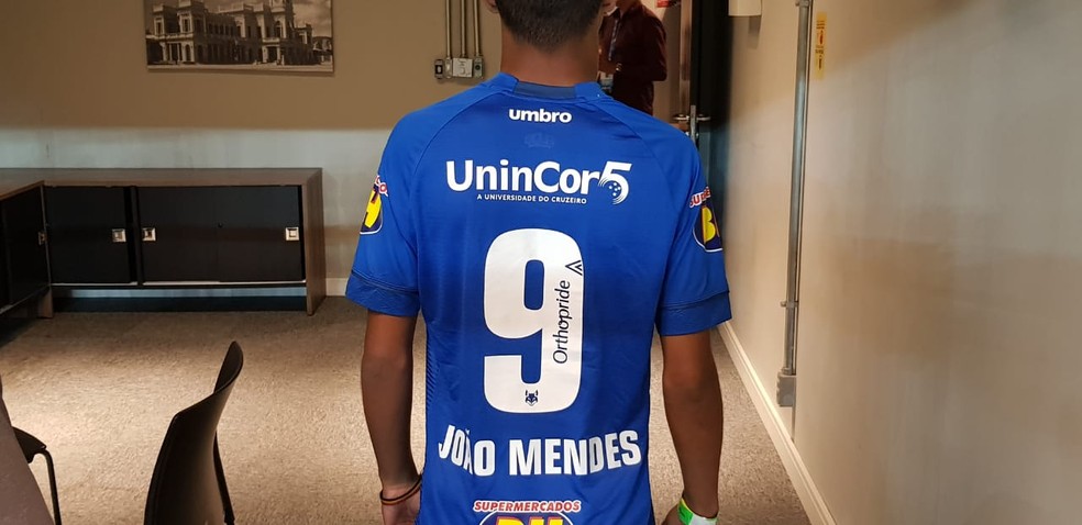 JoÃ£o Mendes, filho de Ronaldinho GaÃºcho, tem uma camisa personalizada com o seu nome  â€” Foto: Luiz Martini