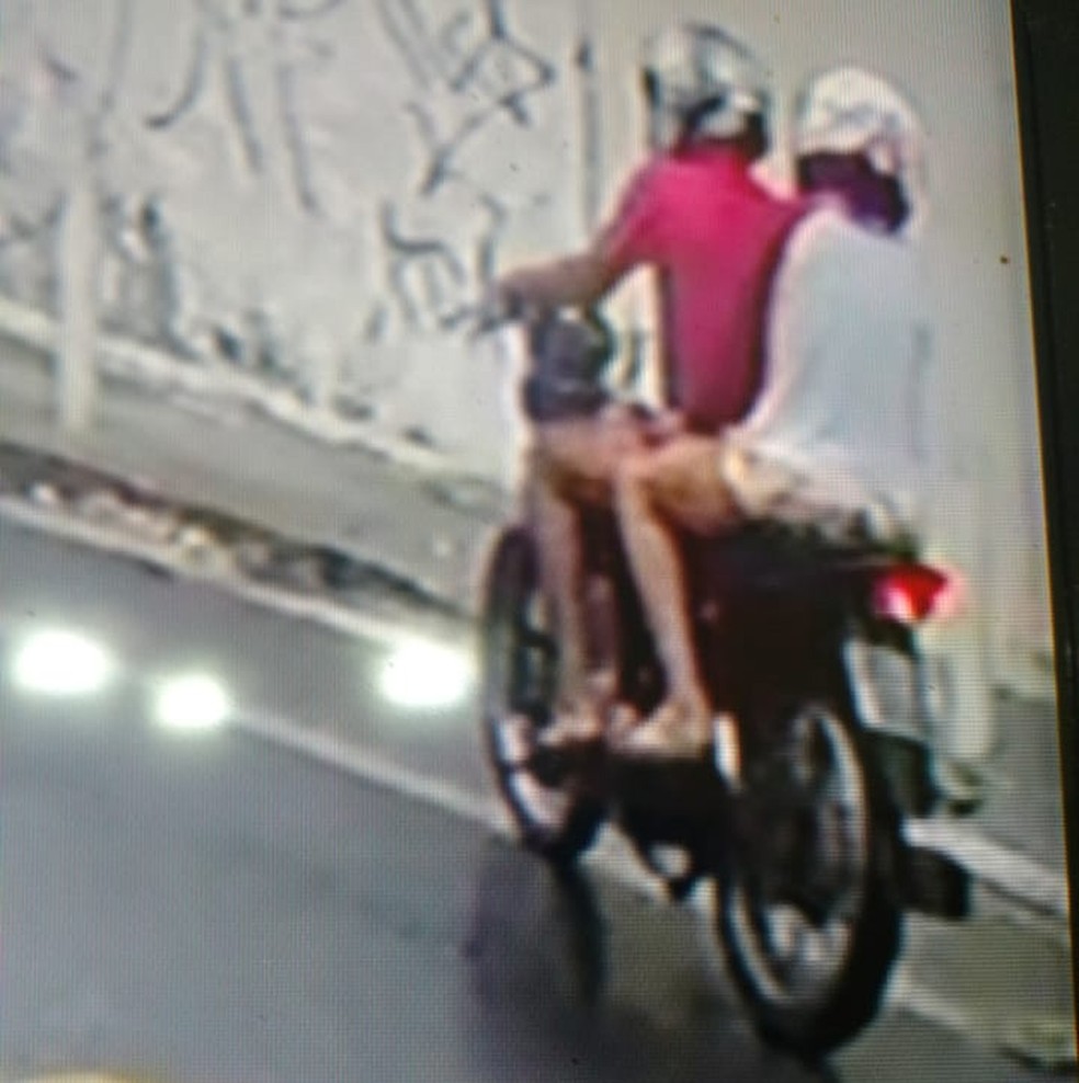 Casal do crime é suspeito de realizar um série de assaltos usando uma motocicleta é preso em Fortaleza — Foto: Divulgação