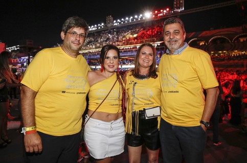 Andre Afonso, Priscilla Afonso, Jaqueline Cunha e Jorge Monteiro nas frisas do camarote Quem O Globo