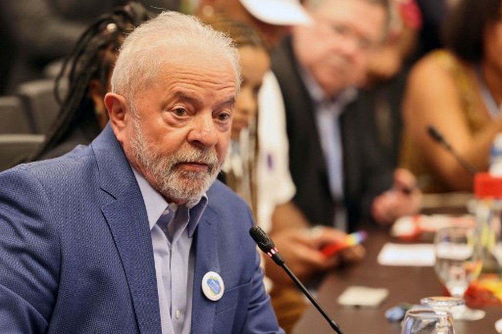Lula encontra representantes de movimentos sociais brasileiros na COP 27 — Foto: JOSEPH EID / AFP