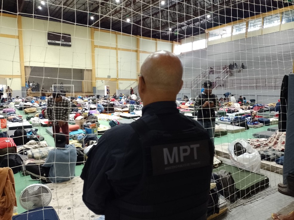 Trabalhadores ficaram em ginásio de Bento Gonçalves — Foto: Divulgação/MPT