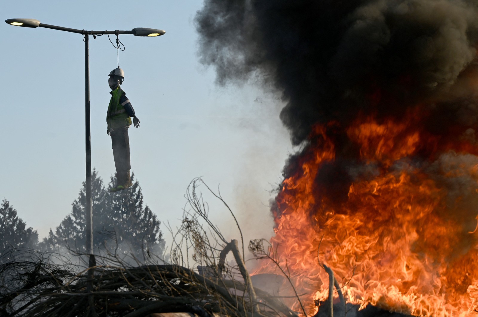 Trabalhadores da cana-de-açúcar bloqueiam o acesso à fábrica para protestar contra seu fechamento anunciado, em Escaudoeuvres, norte da França — Foto: FRANCOIS LO PRESTI/AFP