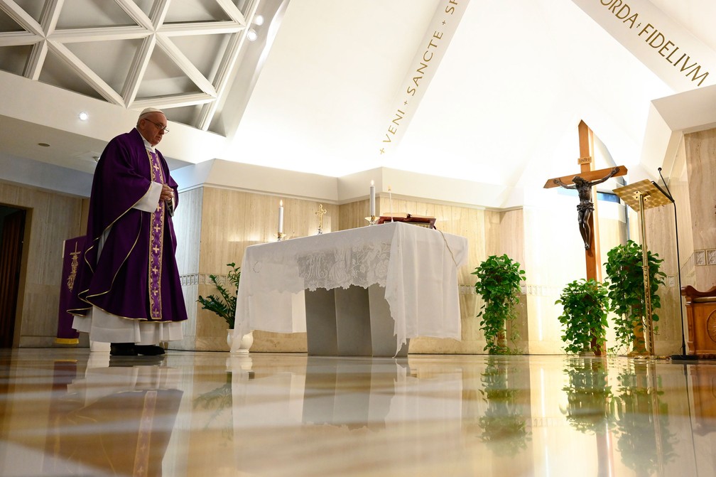 Papa Francisco celebra a missa em sua residência em Santa Marta, no Vaticano, nesta quinta-feira (26)  — Foto: Vaticano via AP