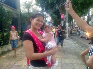 A cearense Patrícia Souza também seguiu a marcha acompanhada da filha Iorrane Costa, de 5 meses.  (Foto: Dominik Giusti/G1)