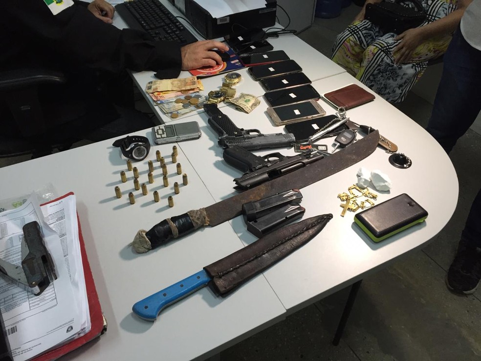 Pistola calibre .40, simulacro, facas e muniÃ§Ãµes intactas foram encontradas pela PolÃ­cia â€” Foto: Rafael Lopes/Inter TV Cabugi