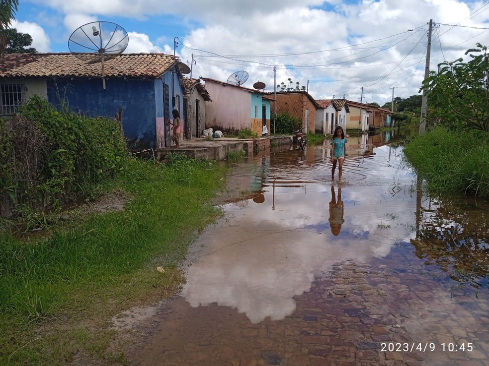 Rio Marathaoan inunda ruas e famílias saem de casa em Barras, no Piauí — Foto: Defesa Civil de Barras