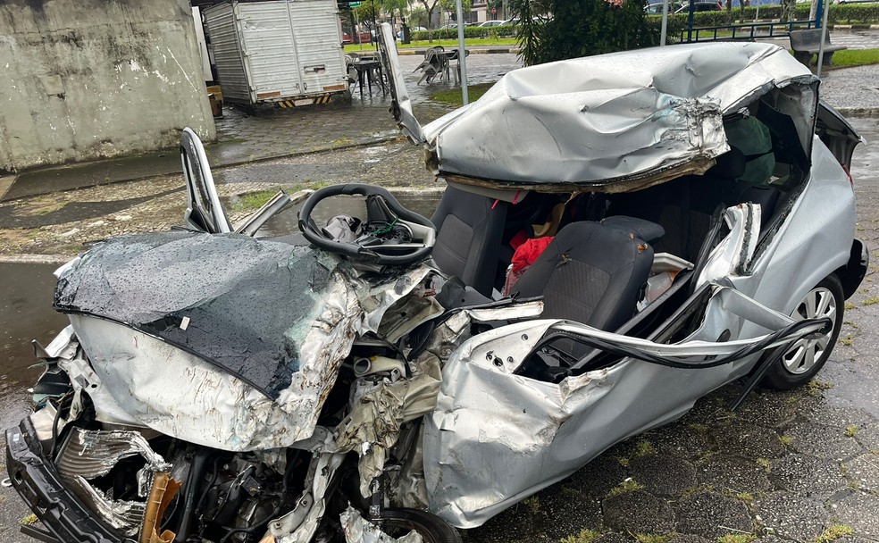 Criança de 4 anos morre e cinco pessoas ficam feridas em acidente entre carro e ônibus na Rio-Santos em Caraguatatuba. — Foto: João Mota/TV Vanguarda