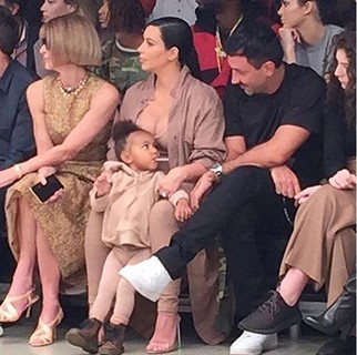 Na fila A do desfile da coleção de Kanye West para a Adidas, Riccardo sentou ao lado de Anna Wintour, Kim Kardashian e a pequena North West 
